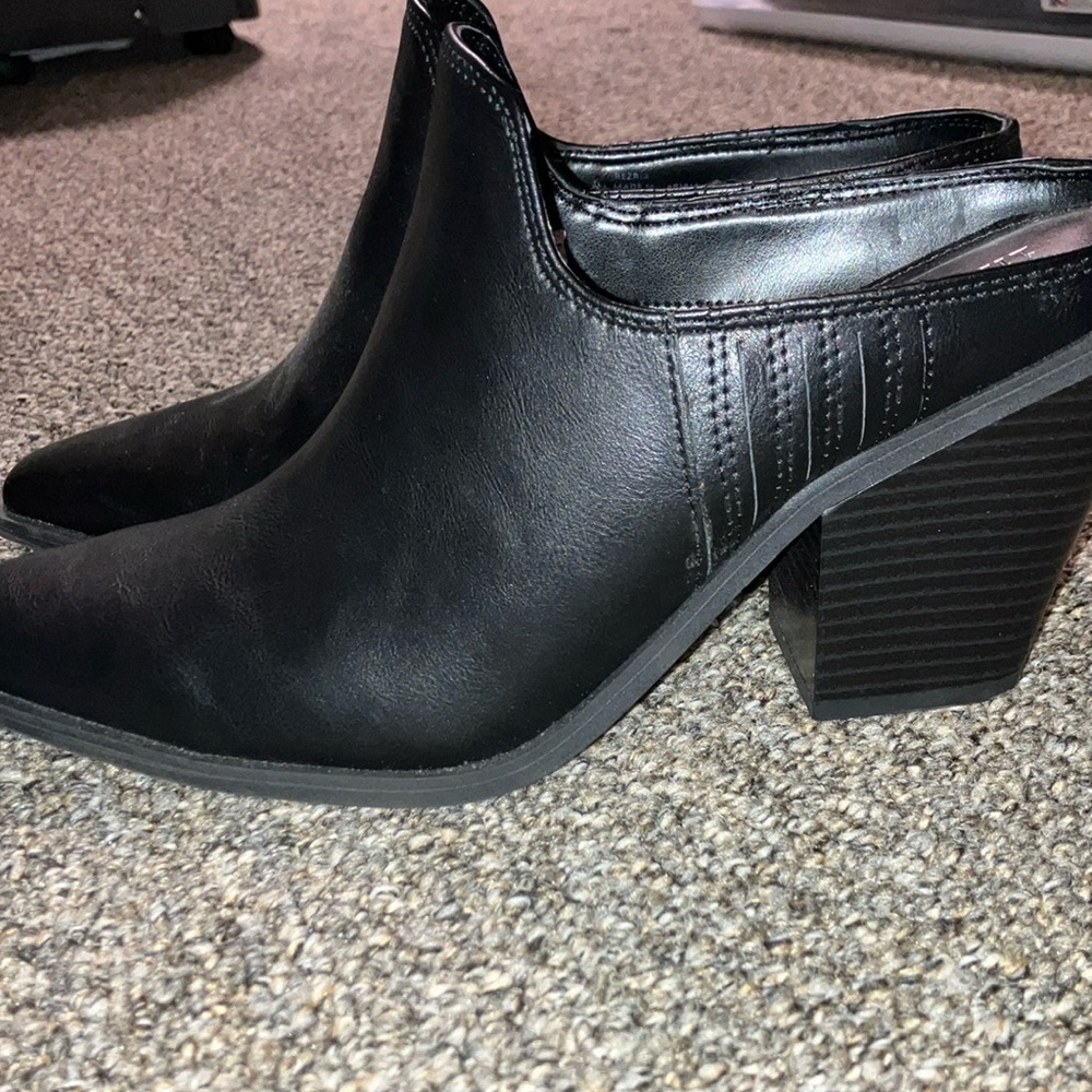 Indigo Black Mules Sleek Leather Design